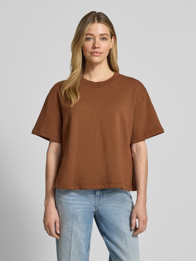 Frauenmodel trägt Sweatshirt mit 1/2-Arm und Rundhalsausschnitt von Rich & Royal in Braun, lockerer Schnitt, Bio-Baumwoll-Mix, Ganzkörperansicht von vorne.