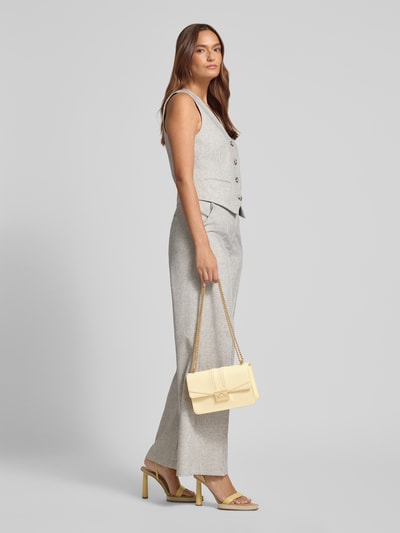 Männermodel trägt szary garniturowy zestaw i trzyma Crossbody-Bag in Leder-Optik Modell 'Roros East-West' von Seidenfelt, elementy: główna przegroda z klapką, pasek na ramię z efektem łańcuszka, przegródka zapinana na zamek błyskawiczny wewnątrz, szerokość w rozmiarze 1: 23 cm, długość w rozmiarze 1: 15 cm, głębokość w rozmiarze 1: 7 cm, długość paska na ramię w rozmiarze 1: 115 cm, jasna, prosta forma, miękka tekstura, jasne tło, ganzkörperansicht von vorne