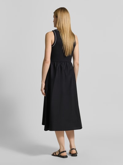 Vrouwenmodel draagt Regular Fit Midikleid mit Rundhalsausschnitt van Jake*s Casual, zwart, katoen, taille-accent, mouwloos, lichte A-lijn, ruglengte 120 cm, borstwijdte 32 cm, geheelachteraanzicht.