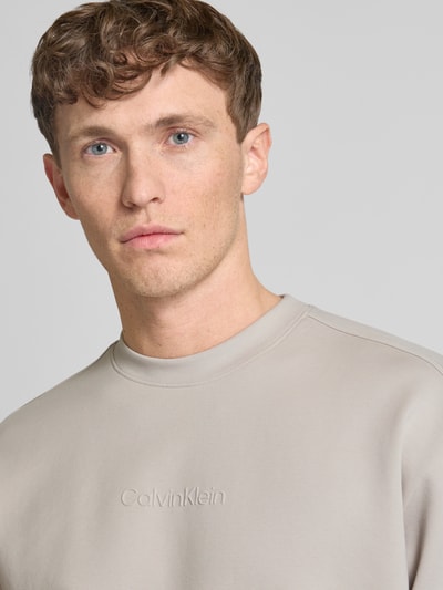 CK Calvin Klein Sweatshirt mit Label-Detail Modell 'TECH INTERLOCK' Stein 3