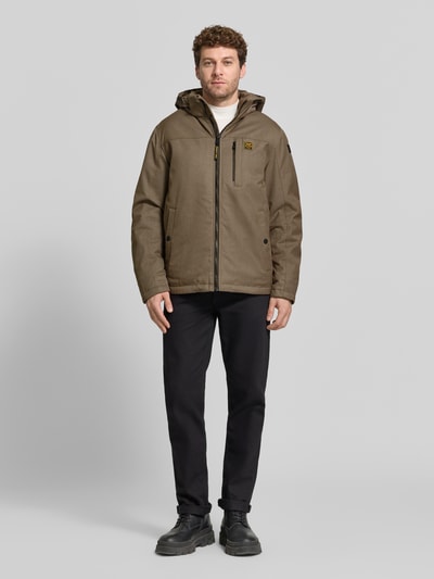 Männermodel trägt Jacke mit Kapuze und Label-Detail Modell 'STRATOR' von PME Legend in Braun, Material-Mix, Regular Fit, Ganzkörperansicht von vorne.
