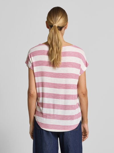 Frauenmodel trägt Boxy Fit T-Shirt aus Viskose-Mix Modell 'WIDE STRIPE' von Vero Moda mit Optik:Allover-Muster, Streifenmuster in Rosa und Weiß, Passform:Boxy-Fit, Rundhals, Ärmelform:Kurzarm, asymmetrischer Rumpfabschluss, Feinstrick-Textur, Ganzkörperansicht Rückansicht.