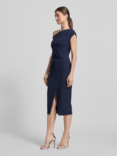 Vrouwenmodel draagt Slim Fit jurk in asymmetrisch design van Lipsy, donkerblauw, elastische materiaalmix, plooien, one-shoulder design, loopsplit, ruglengte maat 36: 113 cm, borstwijdte maat 36: 34 cm. Ganzkörperaanzicht van voren.