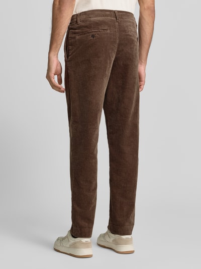 Männermodel trägt braune Tapered Fit Cordhose aus reiner Baumwolle Modell 'LEROY' von Selected, Herren Cordhose, Ganzkörperansicht Rückansicht