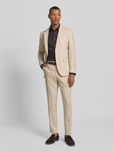 Männermodel trägt Regular Fit Freizeithemd mit extra langem Arm Modell 'H-JOE-K-C1-261' von BOSS im Allover-Muster, Ganzkörperansicht von vorne.