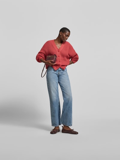 Frauenmodel trägt Oversized Wolljacke mit Kaschmir-Anteil von Joseph, Woll-Kaschmir-Seide-Mix, Strick-Optik, gerippte Abschlüsse, durchgehende Knopfleiste, Rückenlänge bei Größe S 65 cm, rote Farbe, weiche Textur, Ganzkörperansicht von vorne.