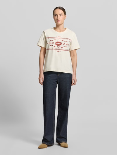 Vrouwenmodel draagt Regular Fit T-shirt met all-over stitching model 'FLORIS' van Mustang, puur katoen, ronde hals, ruglengte maat S 60 cm, volledig lichaamsaanzicht van voren.