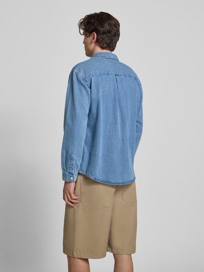 Männermodel trägt Regular Fit Jeanshemd mit Kentkragen Modell 'NORREBRO' von Jack & Jones in Hellblau, Rückenansicht Ganzkörperansicht. Herren Jeanshemd aus reiner Baumwolle, Knopfleiste, Rückenlänge 74 cm, Schulterbreite 46 cm, Ärmellänge 61 cm.
