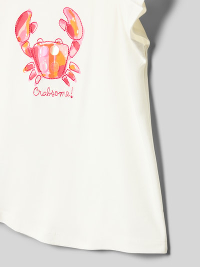 Mädchen trägt T-Shirt mit Motiv und Rundhalsausschnitt von Mayoral, weiß mit buntem Krabben-Motiv, Baumwoll-Elasthan-Mix, Nahaufnahme Oberkörper.
