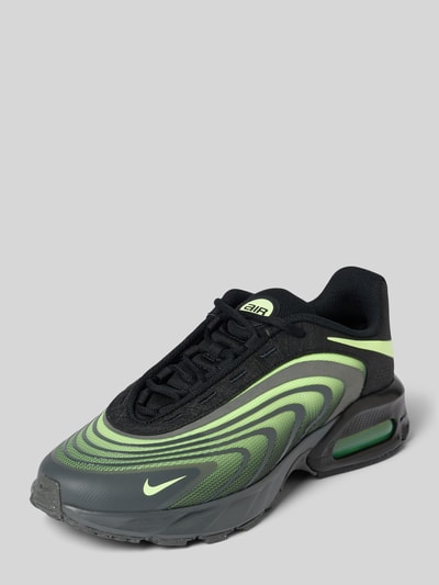 Produktfoto, Herren Sneaker von Nike mit Logo-Print, abgerundete Passform, Modell 'Air Max Fire', Schnürverschluss, Absatzhöhe 5 cm, Schafthöhe 8 cm, Schaftweite 6 cm, graue und grüne Farbtöne, dynamische Linien und strukturierte Oberfläche