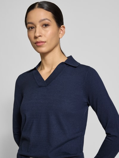 Vrouwenmodel draagt Regular Fit Longsleeve uit viscosemix met polokraag van Christian Berg Woman, getailleerde pasvorm, striklook, navyblauw, detailopname bovenlichaam.