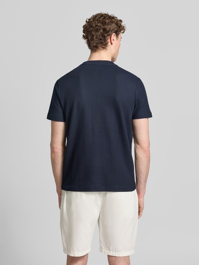 Männermodel trägt T-Shirt mit Label-Patch und Rundhalsausschnitt von Lerros, dunkelblau, Gerader-Schnitt, Reine Baumwolle, Rückenlänge 69 cm bei Größe M, Ganzkörperansicht Rückansicht.