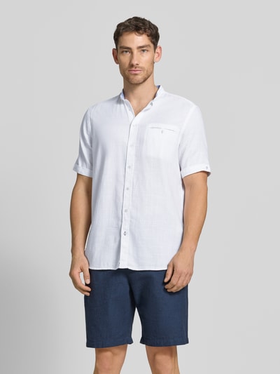Männermodel trägt Regular Fit Freizeithemd mit Brusttasche von Christian Berg Men in Weiß, kurzärmelig, Stehkragen, Baumwolle, Ganzkörperansicht von vorne