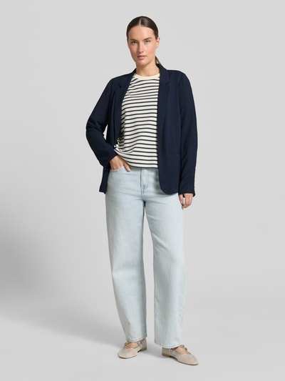 Modelka nosi Regular Fit Blazer mit Reverskragen und Paspeltaschen od Zero, granatowy kolor, otwarty fason, kieszenie z lamówką, długość tyłu w rozmiarze 36: 65 cm, szerokość w rozmiarze 36: 39 cm, długość rękawa w rozmiarze 36: 60 cm, widok całej sylwetki z przodu.
