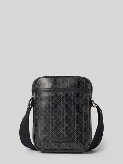 Produktfoto, Torebka z wzorem z logo i paskiem na ramię 'Handtasche mit Logo-Muster und Schulterriemen' od CK Calvin Klein, główna przegroda z zamkiem błyskawicznym, naszywka z logo, szerokość w rozmiarze 1: 15 cm, długość w rozmiarze 1: 22 cm, głębokość w rozmiarze 1: 5 cm, długość paska na ramię w rozmiarze 1: 75 cm
