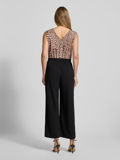 Frauenmodel trägt Jumpsuit mit V-Ausschnitt Modell 'Mi44rinanaa' von ZABAIONE, Material-Mix mit Stretch-Anteil, Cropped, Eingrifftaschen, Ganzkörperansicht Rückansicht