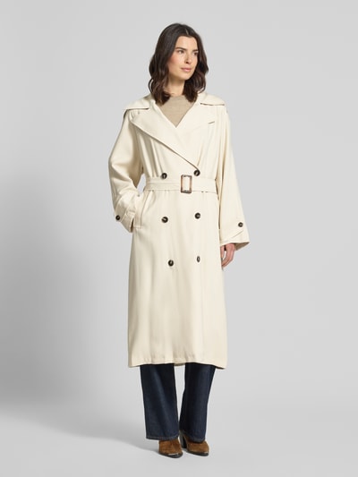 Vrouwenmodel draagt Mantel met Reverskraag van Jake*s Casual in crème met knoopsluiting, tailleriem, steekzakken, los model, geheellichaamsvooraanzicht