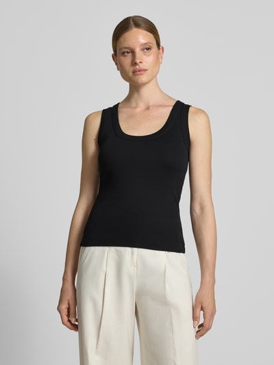 Modelka kobieca ma na sobie czarny Tanktop mit Rundhalsausschnitt Modell 'TAVIRA' od Drykorn z czystej bawełny, krój slim fit, drobny prążek, długość pleców w rozmiarze S: 41 cm, przód całości.
