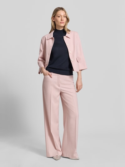 Frauenmodel trägt schwarzen Slim Fit Pullunder aus reiner Schurwolle Modell 'FIPINI' von BOSS, Damen Pullunder, Ganzkörperansicht von vorne.