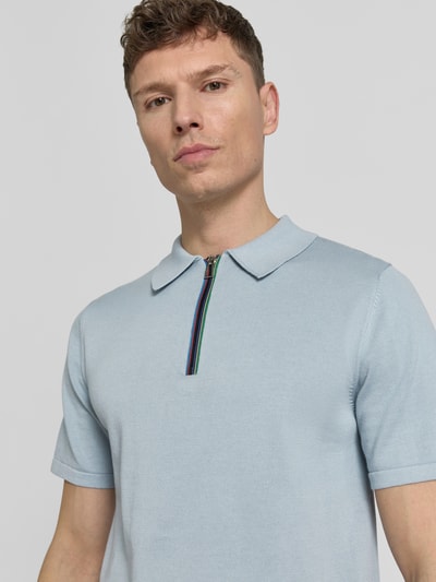 Männermodel trägt Regular Fit Poloshirt mit Reißverschluss von PAUL SMITH, Reine Baumwolle, Kontraststreifen, Nahaufnahme Oberkörper.