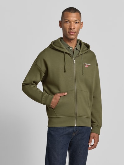Mannelijk model draagt Regular Fit sweatjack van katoenmix van Polo Ralph Lauren in olijfgroen, rechte snit, voorkant volledig zichtbaar, Ganzkörperansicht von vorne.