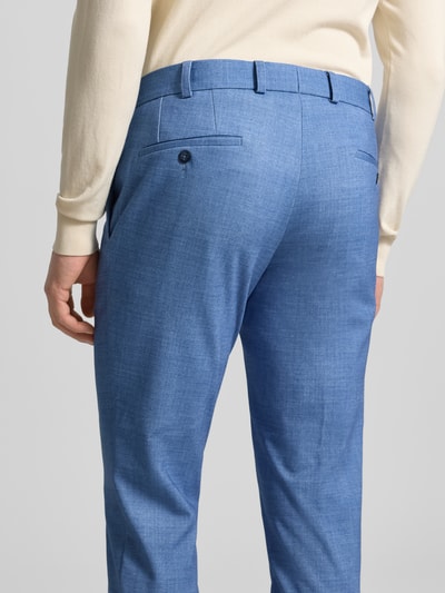 Männermodel trägt Slim Fit Anzug mit 2-Knopf-Sakko von Wilvorst in Hellblau, Materialmix mit Baumwoll-Anteil, Detailaufnahme Rückansicht.