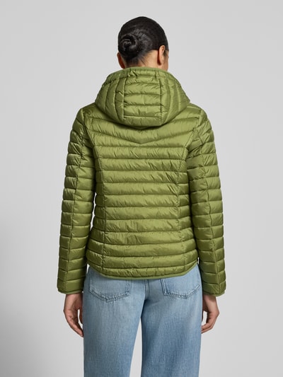 Frauenmodel trägt Steppjacke mit Zweiwege-Reißverschluss von Fuchs Schmitt in Olive, Kapuze, Stehkragen, Regular Fit, Ganzkörperansicht Rückansicht.