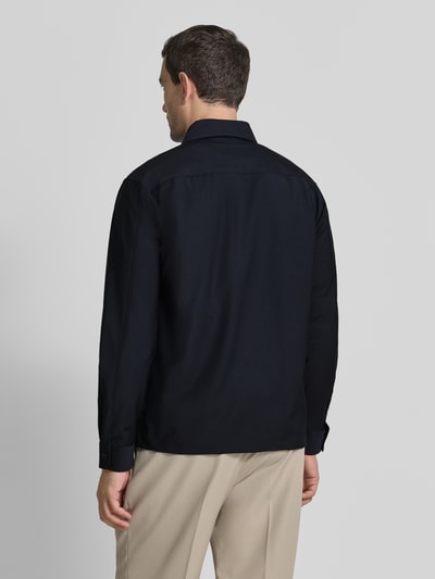 Männermodel trägt Jacke mit Kentkragen und Reißverschluss Modell 'Keano' van JOOP! collectie in Materiaalmix met wol, regular fit, zwart, Ganzkörperansicht Rückansicht.