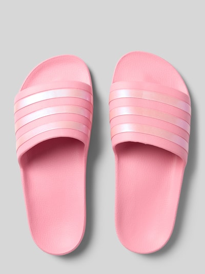 Produktfoto, Badeschuhe mit Label-Prägung Modell 'ADILETTE AQUA' von adidas Sportswear w kolorze różowym, jednolita optyka, odkryte palce, płaski obcas, otwarty fason, strukturyzowana podeszwa, detal z logo