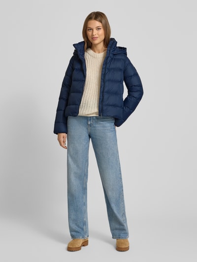 Tommy Hilfiger Kurtka puchowa o kroju regular fit z naszywką z logo Granatowy 1