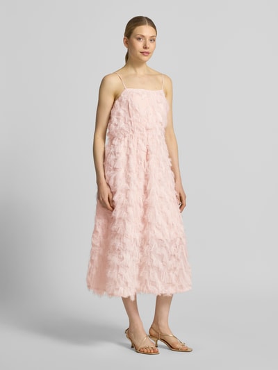 Frauenmodel trägt Midikleid mit Fransen Modell 'MYLINE' von Selected Femme, Optik: Unifarben, Passform: Regular-Fit, Länge: Midi, Karree-Ausschnitt, Applikation: Fransen-Applikation, Trägerform: verstellbare Spaghettiträger, hellrosafarbene Struktur, Ganzkörperansicht von vorne.