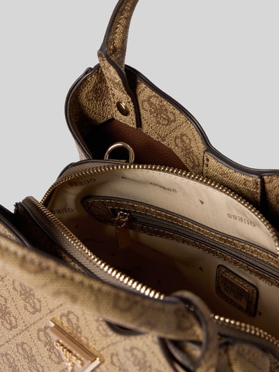 Produktfoto, Handtasche mit Logo-Muster Modell 'ECO MERIDIAN II' von Guess, Hauptfach mit Reißverschluss, Label-Applikation, Tragehenkel, Schulterriemen, Maße: Breite 27 cm, Länge 21 cm, Tiefe 12 cm, Schulterriemen 120 cm, Innenfutter mit Logos, beige-braune Farben, strukturierte Oberfläche.