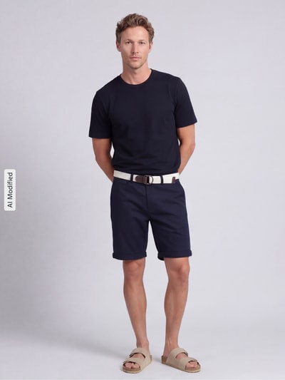 Männermodel trägt Bermudas mit Gürtel und Eingrifftaschen von MCNEAL in Dunkelblau, Baumwoll-Mix, Straight Fit, Ganzkörperansicht von vorne.
