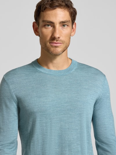 Männermodel trägt Regular Fit Pullover aus reiner Wolle von Jake*s Studio Men in Hellblau, feine Textur, Nahaufnahme Oberkörper.