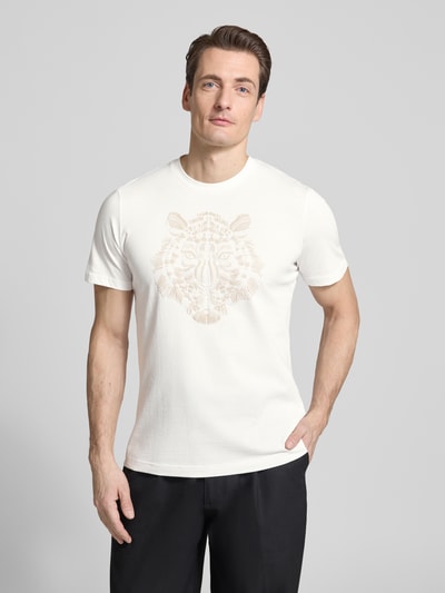 Męski model nosi T-Shirt mit Rundhalsausschnitt od Antony Morato, mieszanka bawełny i elastanu, krój regular fit, motyw, okrągły dekolt, długość tyłu w rozmiarze M: 69 cm, cała sylwetka z przodu.