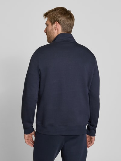 Männermodel trägt Regular Fit Sweatshirt aus reiner Baumwolle von Paul Smith in Dunkelblau, Troyer-Kragen, Rückenansicht, Ganzkörperansicht Rückansicht.