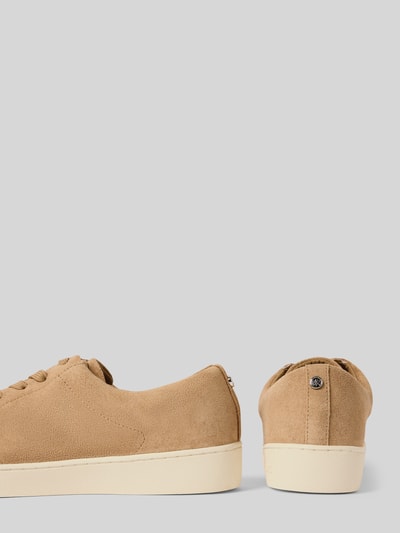 Produktfoto, Sneaker mit Schnürverschluss von MICHAEL Michael Kors aus Echtleder in Beige mit abgerundeter Spitze, Label-Detail, strukturierte Sohle, Absatzhöhe 4 cm, Schafthöhe 6 cm, Schaftweite 7 cm.