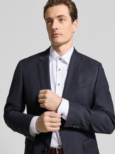 Männermodel trägt Body Fit Business-Hemd mit Kentkragen von OLYMP Level Five, Baumwoll-Elasthan-Mix, Knopfleiste, Nahaufnahme Oberkörper.
