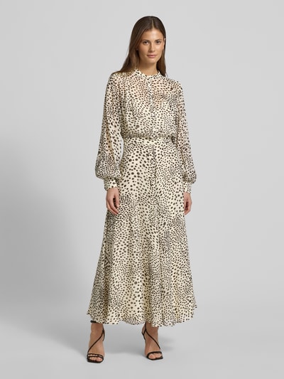 Frauenmodel trägt Maxikleid mit Stehkragen Modell 'MASTRO' von Marella aus reiner Viskose, Taillierter Schnitt, Allover-Punktmuster, Ganzkörperansicht von vorne.