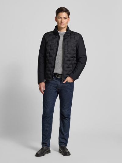 Männermodel trägt Steppjacke mit Stehkragen von bugatti in Schwarz, Regular Fit, Reißverschluss, Ganzkörperansicht von vorne.