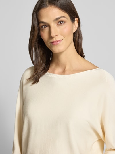 Frauenmodel trägt Strickpullover aus Viskose-Mix mit rückseitiger Schnürung von Comma, cremefarben, Regular-Fit, U-Boot-Ausschnitt, 3/4-Arm, Nahaufnahme Oberkörper.