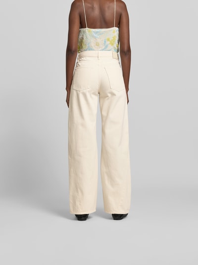 Frauenmodel trägt Wide Fit Jeans aus reiner Baumwolle von Anine Bing in Creme, 5-Pocket-Design, Knopf-Reißverschluss, Ziernähte, Ganzkörperansicht Rückansicht.
