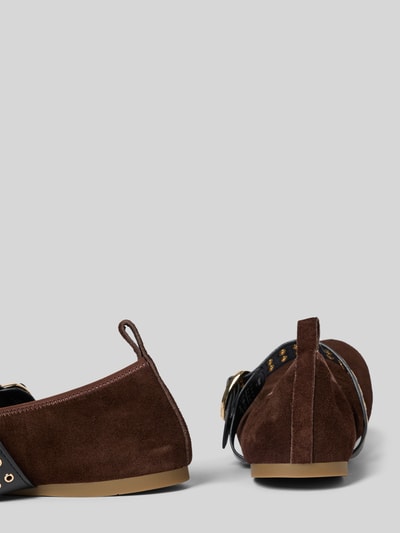 Produktfoto, Ballerinas mit Schnalle Modell 'Joy' von Blauer USA:, braunes Veloursleder, glatte Sohle, abgerundete Passform, Absatzhöhe 1 cm, Größe 40.