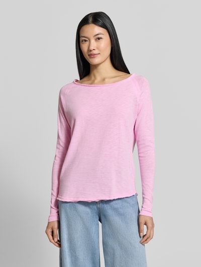 Modelka nosi sweter z dzianiny z bawełny Strickpullover aus reiner Baumwolle od Rich & Royal, luźny krój, zrolowany brzeg, raglanowe rękawy, długość tyłu w rozmiarze S: 58 cm, jasnoróżowy, miękka tekstura, Ganzkörperansicht von vorne.