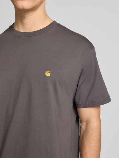 Männermodel trägt T-Shirt mit Label-Stitching Modell 'CHASE' von Carhartt Work In Progress, reine Baumwolle, Nahaufnahme Oberkörper
