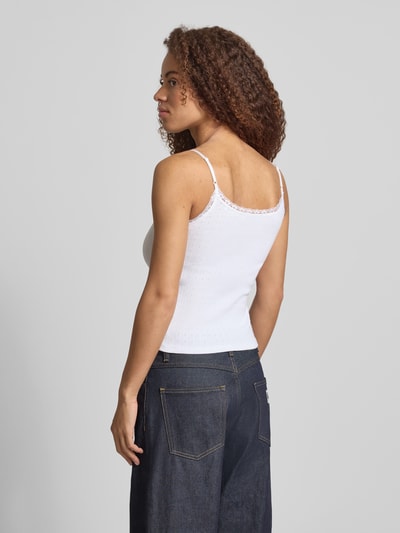 Frauenmodel trägt Slim Fit Top mit Spitzenbesatz von REVIEW in Weiß, Spaghettiträger, Zierschleife, reine Baumwolle, Ganzkörperansicht Rückansicht.