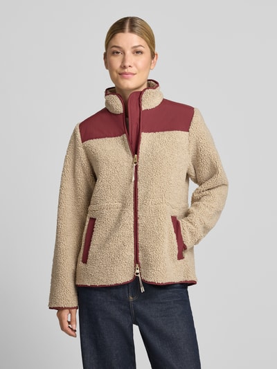 Frauenmodel trägt Fleecejacke mit Zweiwege-Reißverschluss Modell 'Elisa Eli' von MOS MOSH in Beige und Weinrot, Eingrifftaschen, Regular Fit, Stehkragen, weiche Textur, Ganzkörperansicht von vorne, Rückenlänge 58 cm, Schulterbreite 41 cm, Brustweite 48 cm, Ärmellänge 63 cm.
