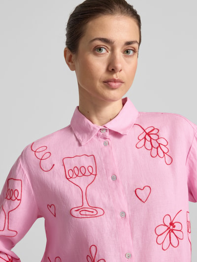 Kobiece model prezentuje Regular Fit Leinenbluse im Allover-Look od Christian Berg Woman, różowy len, wzór na całej powierzchni, kołnierzyk koszulowy, listwa guzikowa, długość tyłu w rozmiarze 36: 68 cm, długość rękawów w rozmiarze 36: 57 cm, zbliżenie na górną część ciała.