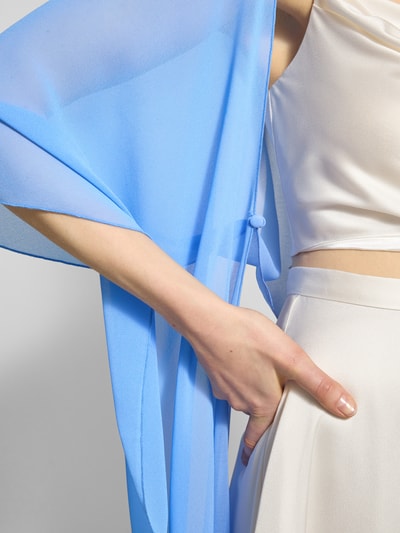 Kobiece modelka nosi Etolę aus Chiffon mit Knopfverschluss von Vera Mont, szyfon, płynny materiał, zapięcie na guzik, zbliżenie na górną część ciała.