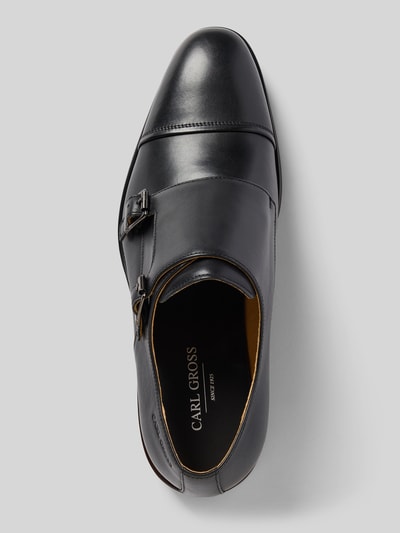 Produktfoto, schwarze Schuhe aus echtem Leder mit Logo-Prägung Modell 'Ulli' von Carl Gross, glatte Oberfläche, schmale Passform, Vogelperspektive